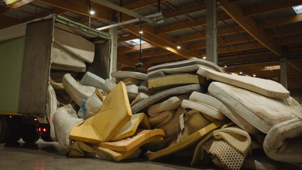 Arrivage matelas pour recyclage chez RetourMat France.